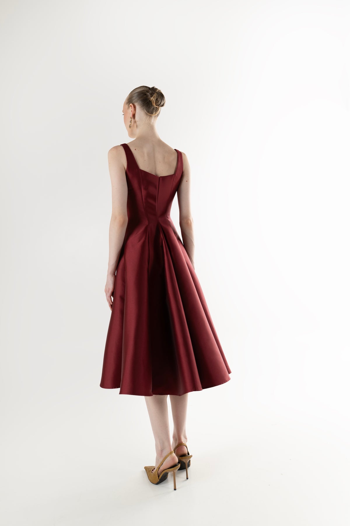 IRA by Irini Charalampous, @irathebrand online shop fashionable ready-to-wear womenswear brand NINA sleeveless midi dress with square neckline featuring a sculpted bodice and circle full skirt in burgundy color. Shop online from Cyprus and Greece.