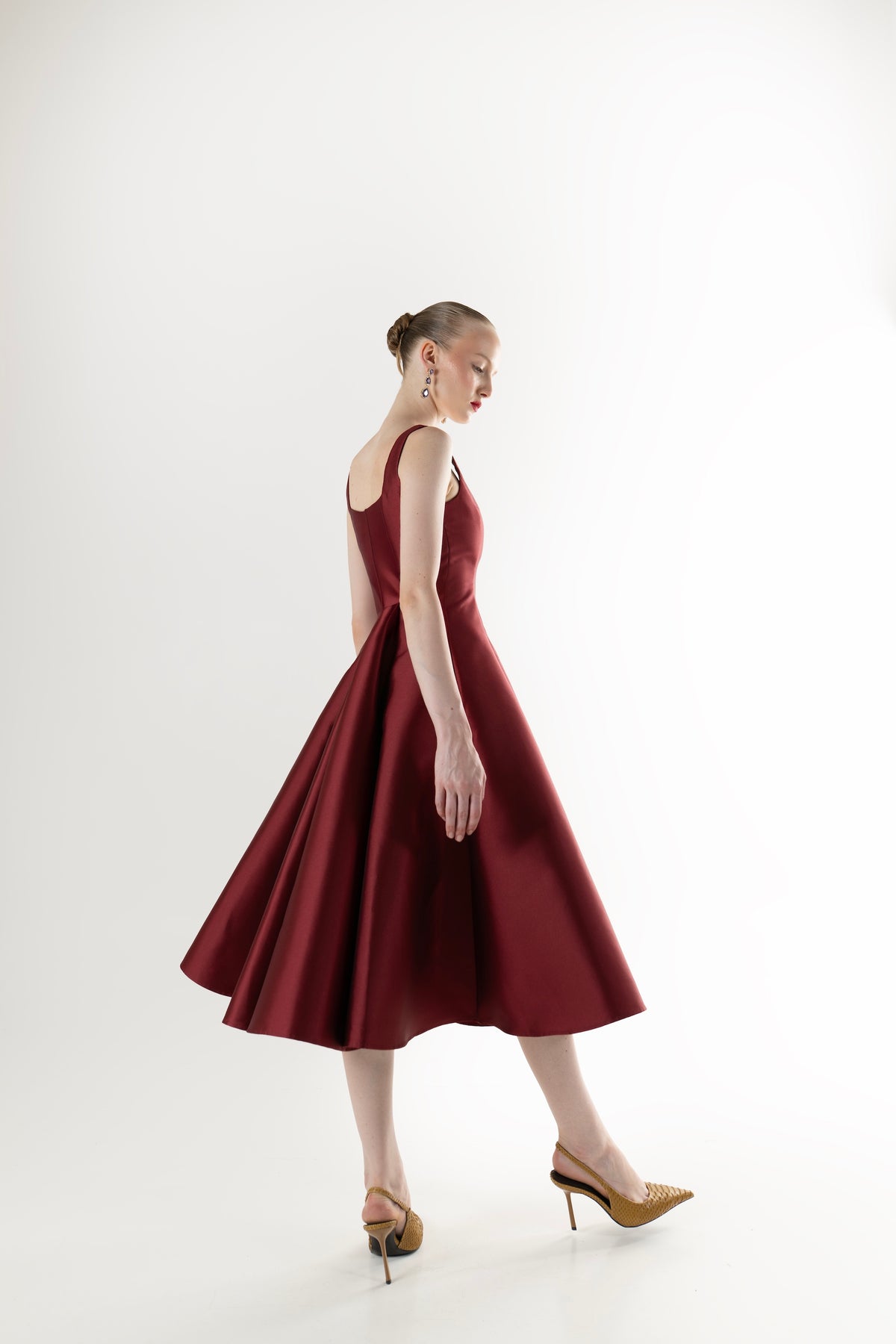 IRA by Irini Charalampous, @irathebrand online shop fashionable ready-to-wear womenswear brand NINA sleeveless midi dress with square neckline featuring a sculpted bodice and circle full skirt in burgundy color. Shop online from Cyprus and Greece.